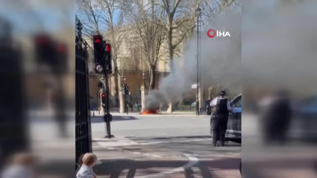 Buckingham Sarayı'nın önünde elektrikli bisiklet patladı