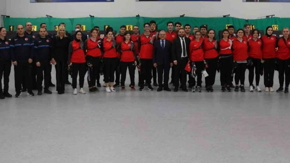 Büyükkılıç, Okçuluk Milli Takımı'na seçilen Büyükşehir Belediyesi Spor Kulübü sporcularını tebrik etti
