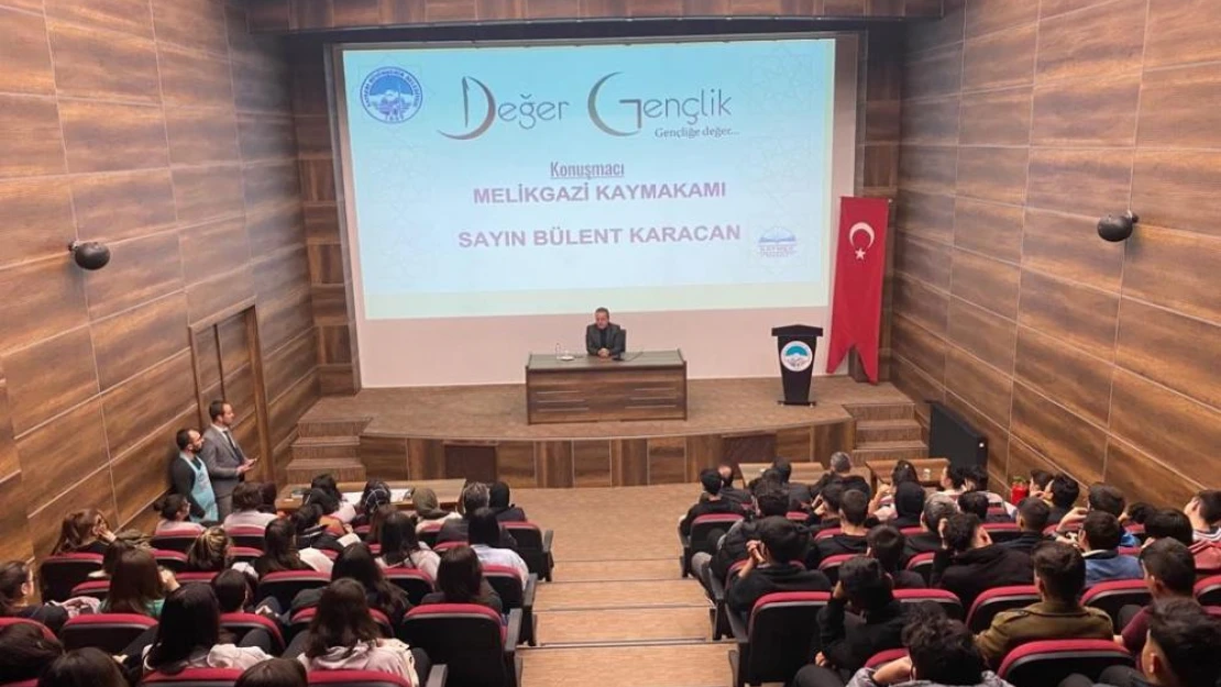 Büyükşehir'in 'Değer Gençlik' Seminerine Kaymakam Karacan konuk oldu