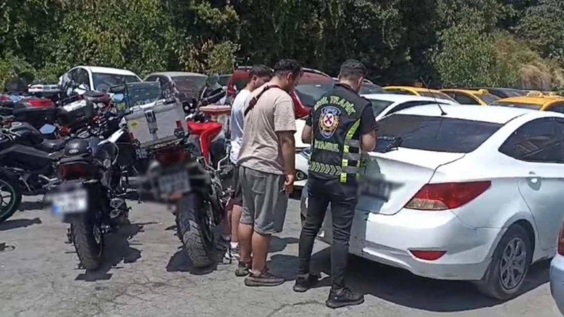 Çarşaflı kadınların üzerine motosiklet süren 2 kişi yakalandı