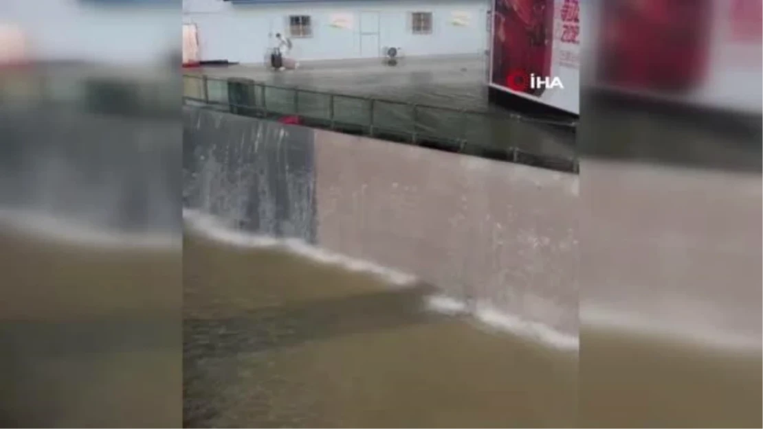 Çin'de tren istasyonu sular altında kaldı