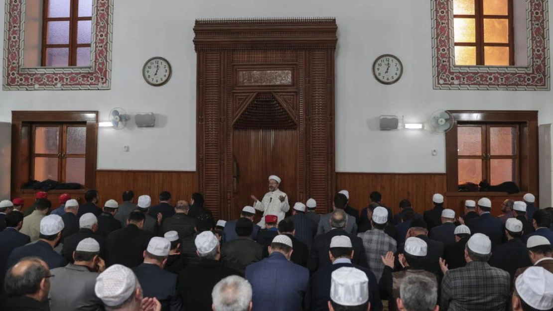Çocuklarımızı ve gençlerimizi sırat-ı müstakimde daim tutacak şeyleri yapmak için gayret etmeliyiz