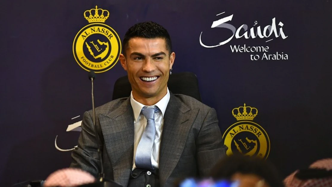 Cristiano Ronaldo, görkemli törenle Al Nassr'a imza attı