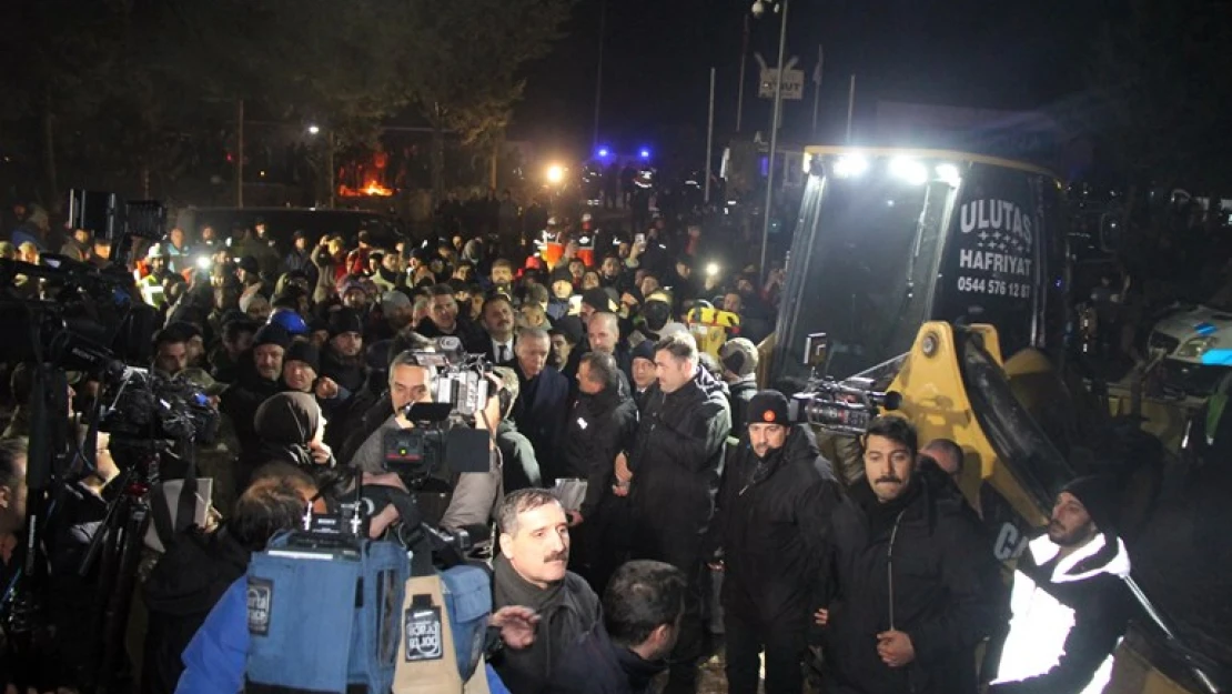 Cumhurbaşkanı Erdoğan, Hatay'da deprem bölgesinde incelemelerde bulundu