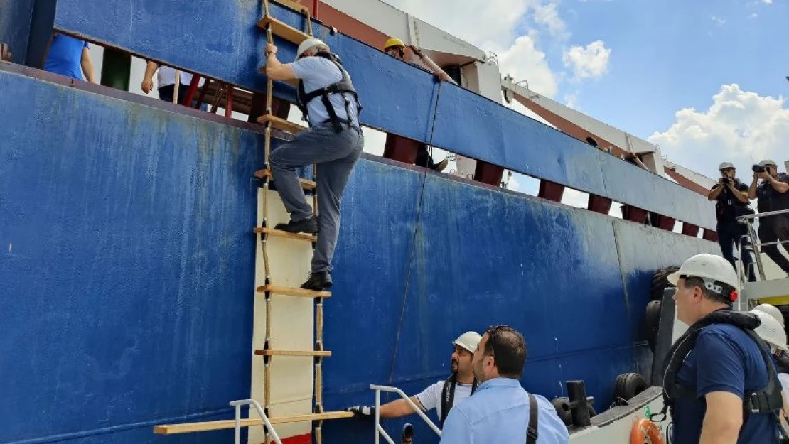 Denetim ekibi, Razoni adlı tahıl gemisine geçti