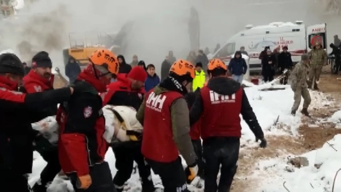 Depremden onlarca saat sonra enkazdan sağ çıkarıldı