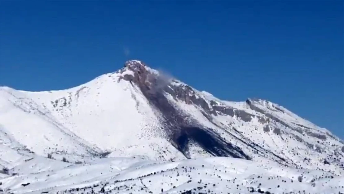 Depremden sonra dağ adeta yanıyor