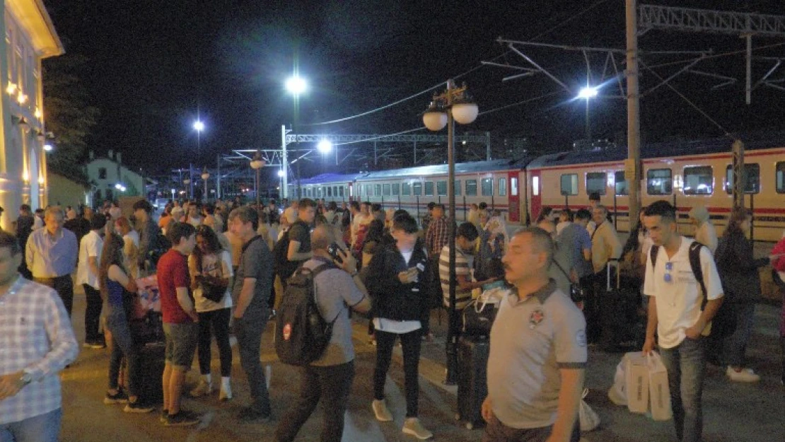 Devrilen yük treni nedeniyle mahsur kalan yolcular Kayseri'den aktarma ile gönderildi