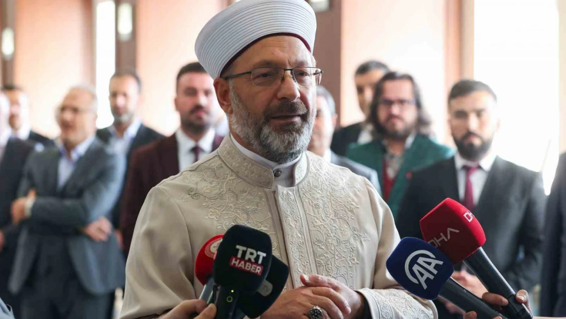 Diyanet İşleri Başkanı Erbaş deprem bölgesindeki sanatkarların eserlerinden oluşan sergiyi açtı