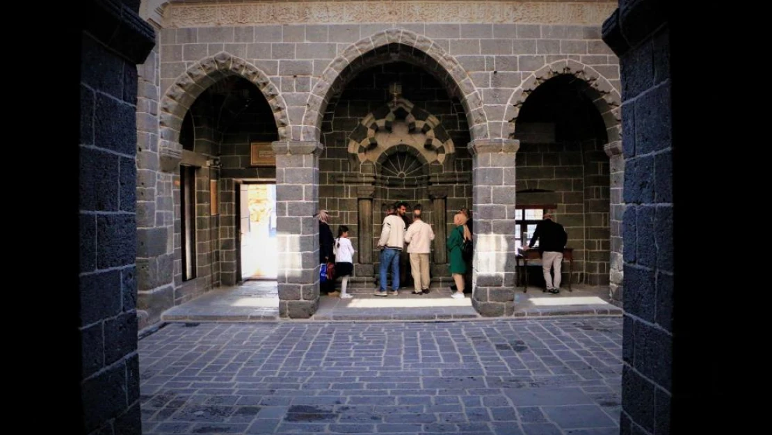 El Cezeri'nin depremin habercisi olan tarihi sütunlarını gören turistler hayran kalıyor