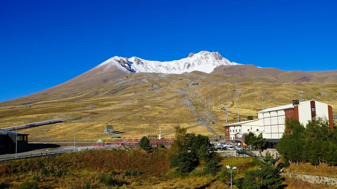 Erciyes beyaz örtüsünü giydi