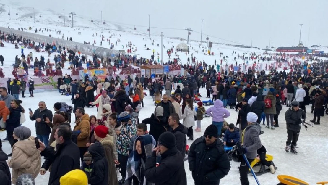 Erciyes'te kar bereketi: Binlerce turist pistleri doldurdu