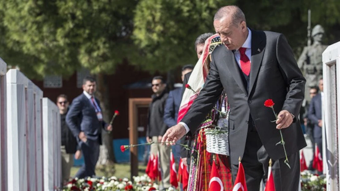 Erdoğan, Şehitler Abidesine karanfil bıraktı