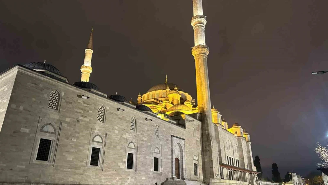 Fatih Camii'nde bıçaklı saldırı: İmam ve bir vatandaşın hayati tehlikesi sürüyor