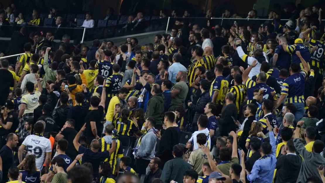 Fenerbahçe tribünlerinde 'yönetim istifa' sesleri