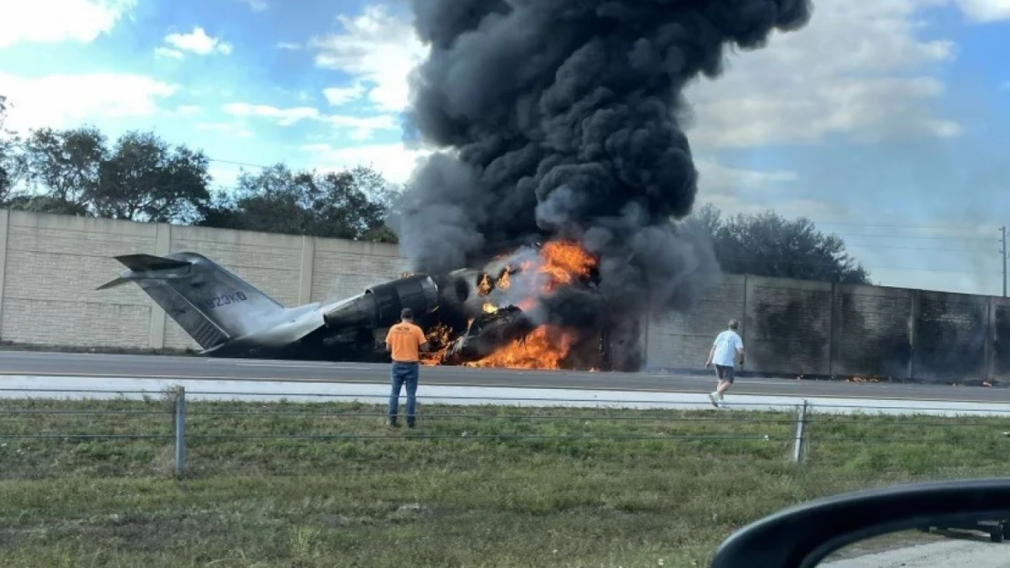 Florida'da otoyola inen küçük uçak araca çarpıp alev aldı: 2 ölü