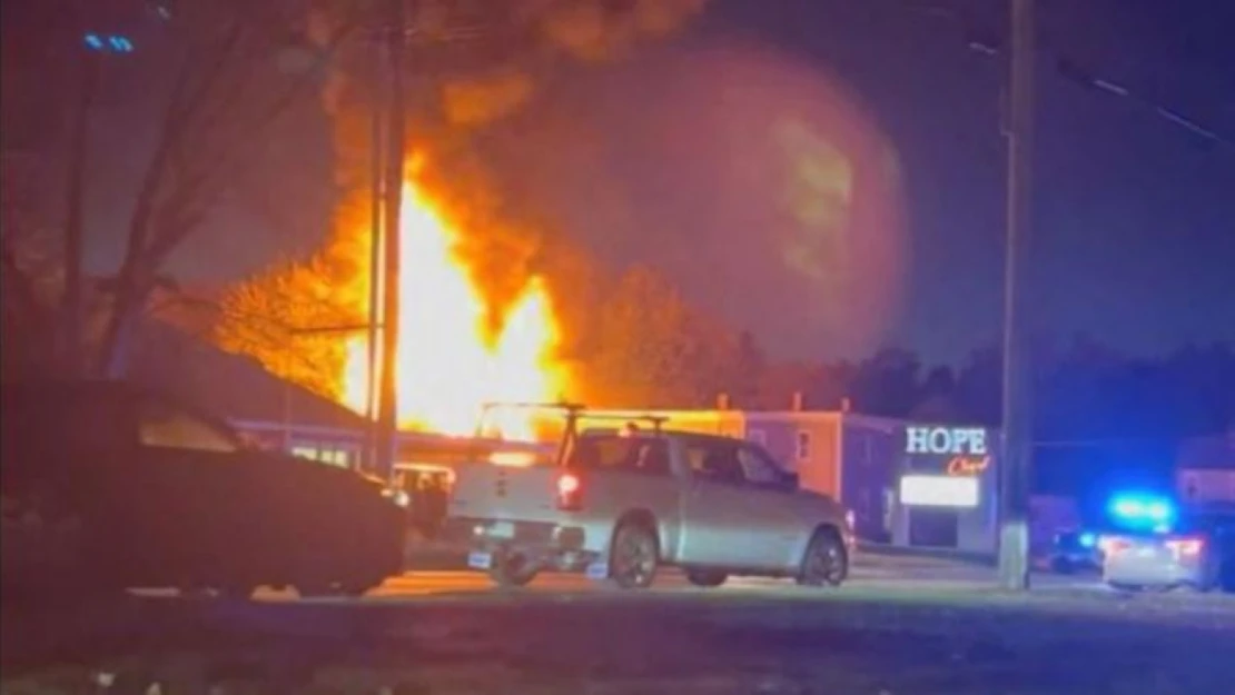 Florida'da tek motorlu uçak mobil evin üzerine düştü