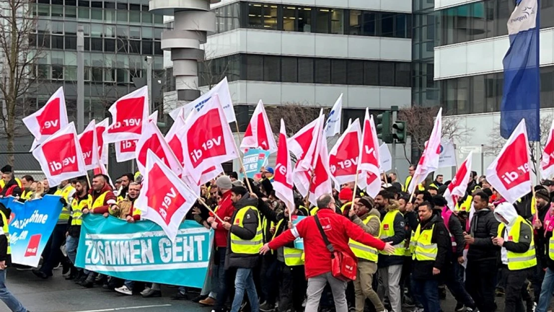 Frankfurt Havalimanı çalışanlarından protesto