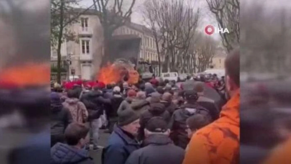 Fransa'da çiftçiler artan akaryakıt fiyatlarını protesto etti