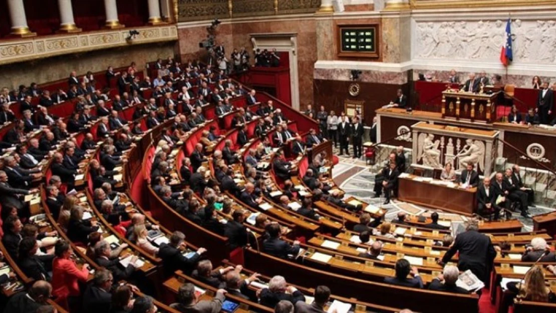 Fransa'da tartışmalı emeklilik reformu onaylandı