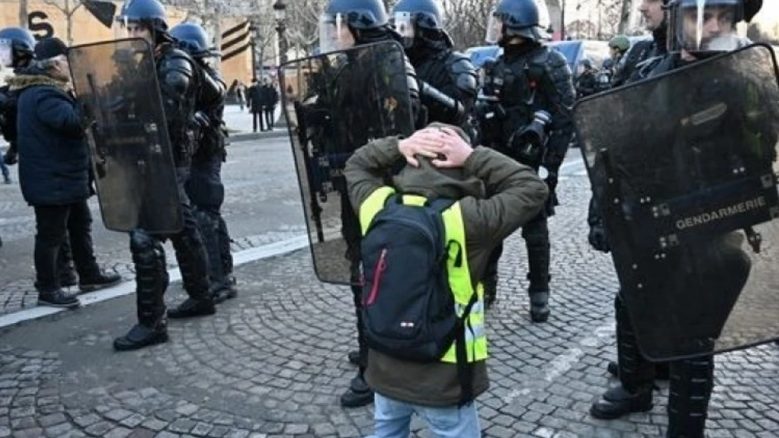 Fransa'daki polis karşıtı protestoda 31 gözaltı