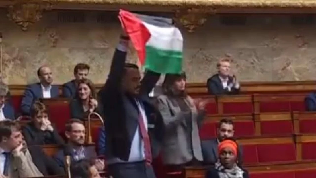 Fransa parlamentosunda milletvekilinin Filistin bayrağı açması nedeniyle oturuma ara verildi