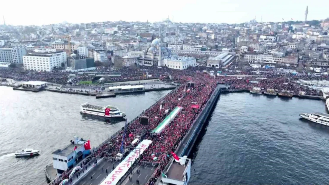 Galata Köprüsü'nde düzenlenen  Filistin'e destek yürüyüşüne binlerce vatandaş akın etti