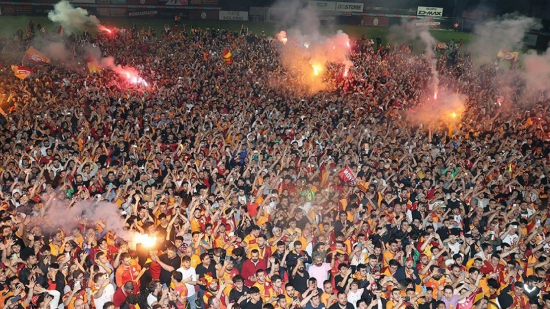 Galatasaray'ın Manchester United galibiyeti sonrası taraftarlar Florya'da buluştu