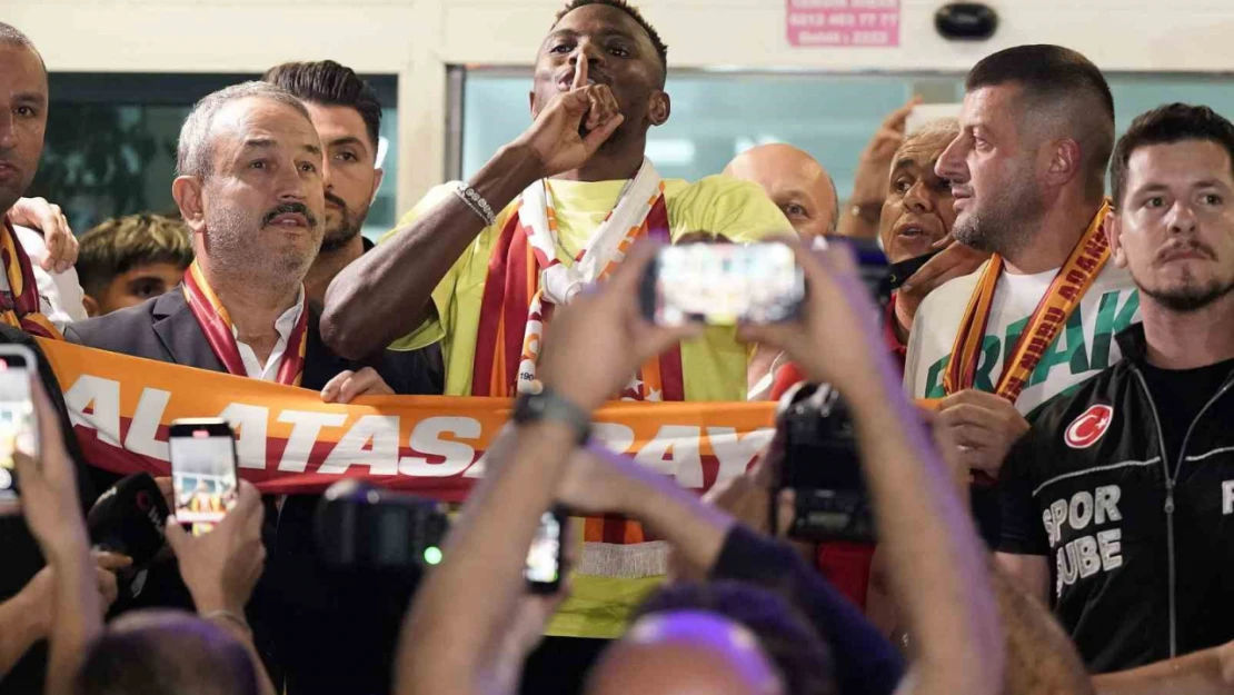 Galatasaray'ın yeni transferi Victor Osimhen, İstanbul'a geldi