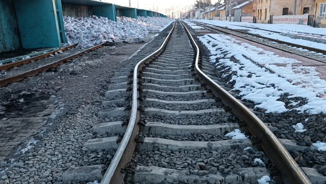 Gölbaşı'nda deprem tren raylarını büktü