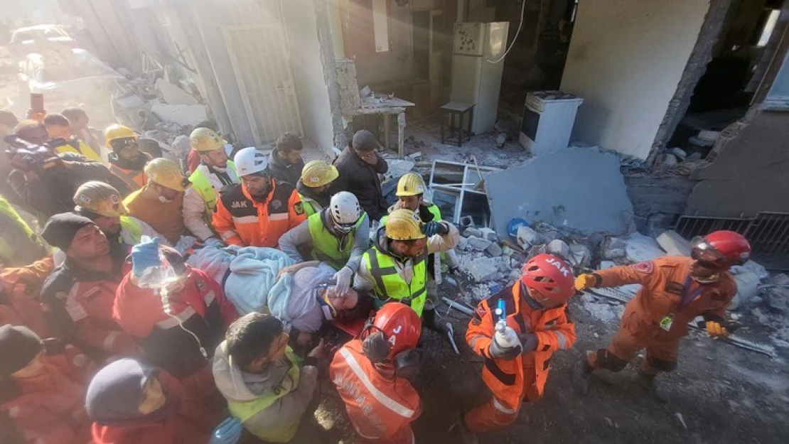 Hatay'da bir kadın ve iki çocuk 228. saatte sağ olarak kurtarıldı