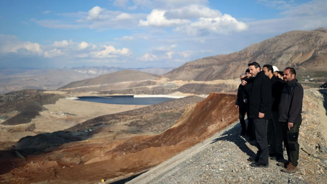 Heyelan Bölgesinde Arama Kurtarma Çalışmalarını Sürdürüyor