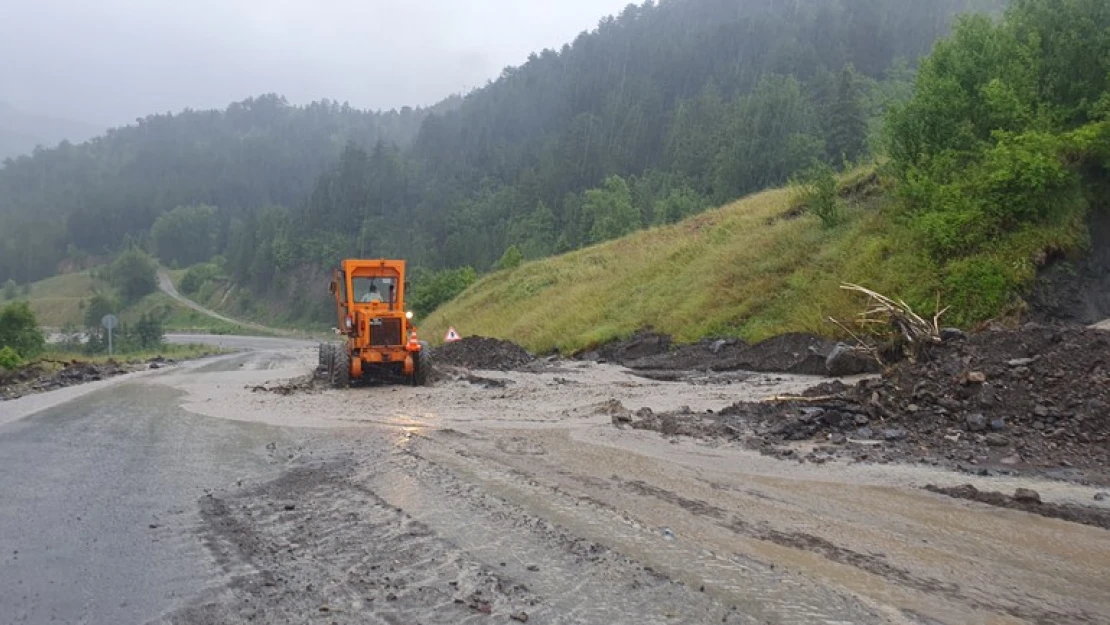 Heyelan nedeniyle yollar trafiğe kapatıldı