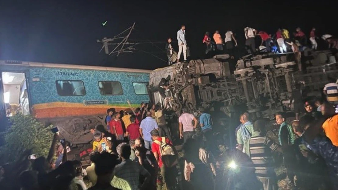 Hindistan'da tren kazası: 50 ölü, 350 yaralı