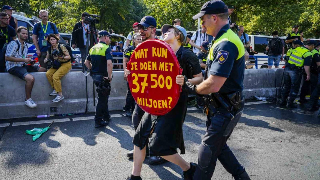 Hollanda'da iklim aktivistleri otoyolu kapattı