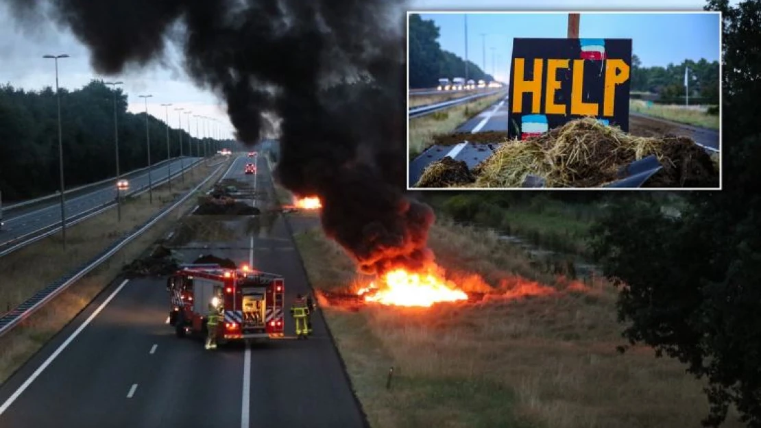 Hollanda'da yol kapatan çiftçiler saman balyalarını ateşe verdi