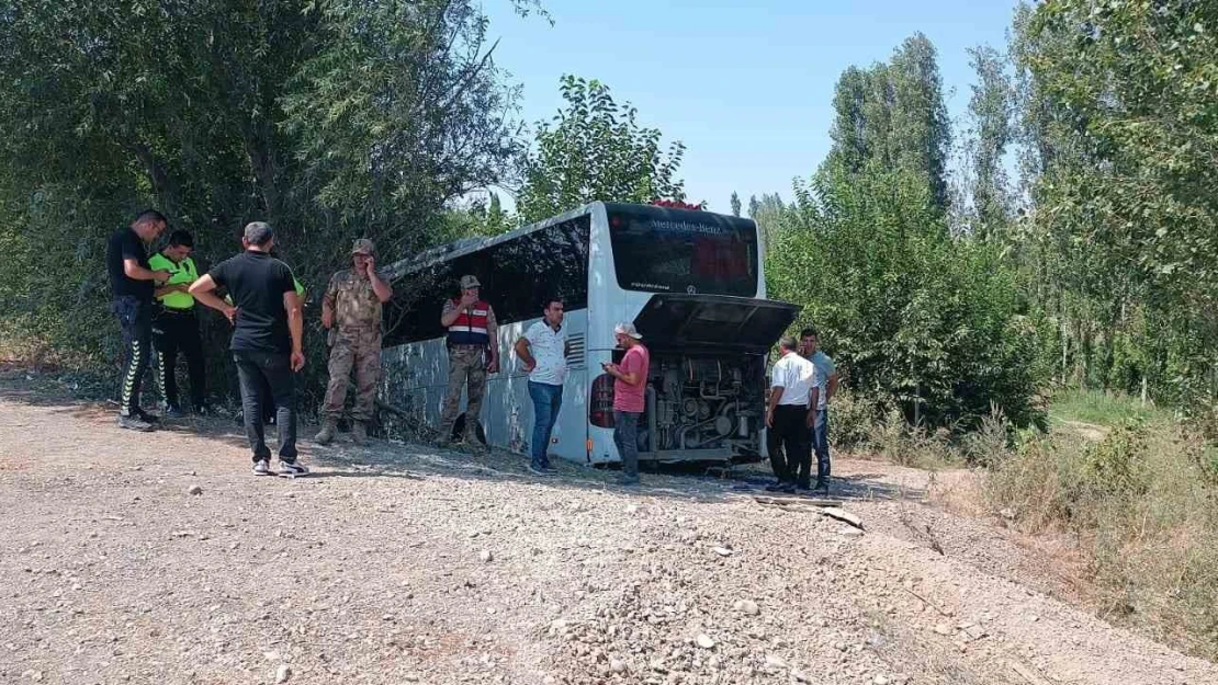 Iğdır'da yolcu otobüsü kaza yaptı: Yaralılar var