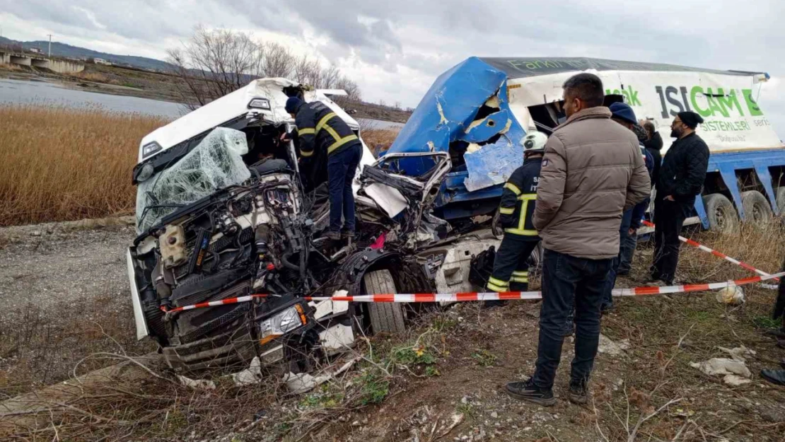 İki tır kafa kafaya çarpıştı: 1 ölü, 2 yaralı