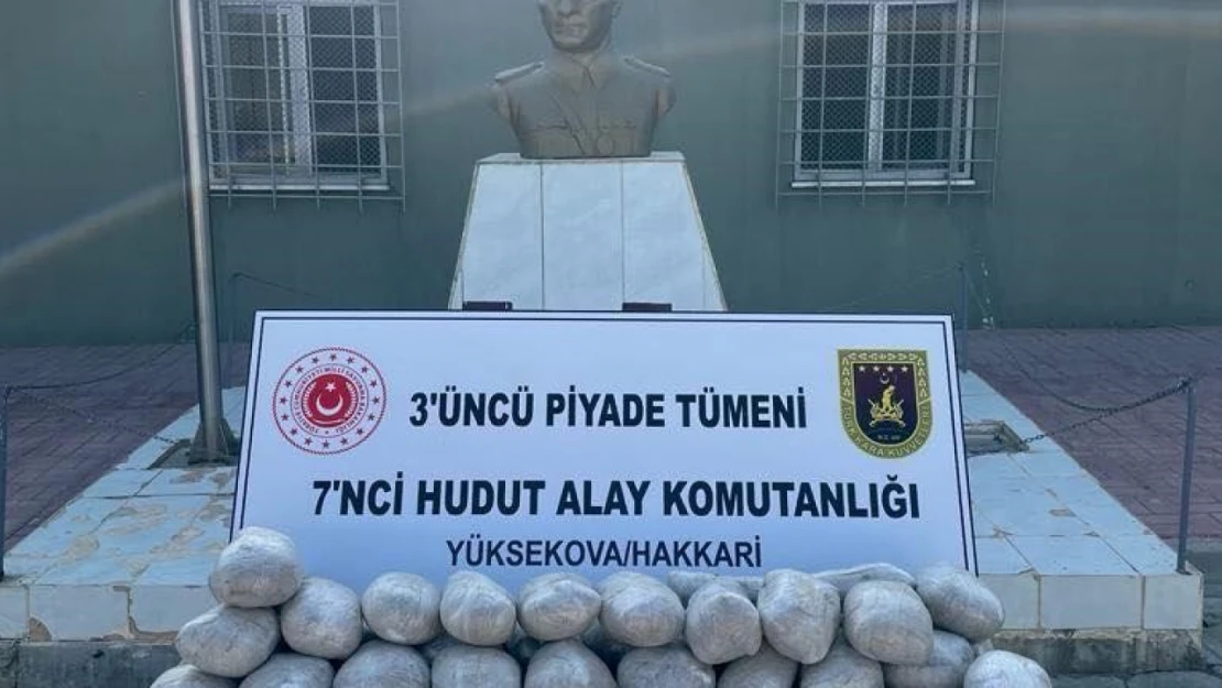 İran'dan Türkiye'ye geçmeye çalışan ve üzerlerinde 32,6 kilogram toz esrar taşıdığı belirlenen 5 kişi yakalandı