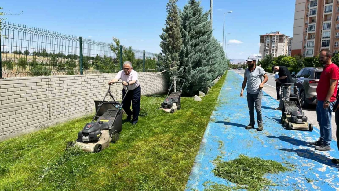 İşçilerle bir araya gelen Başkan Büyükkılıç, çim biçti