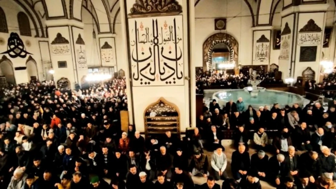 İslam düşmanı saldırıya karşı binlerce kişi Ulucami'ye akın etti