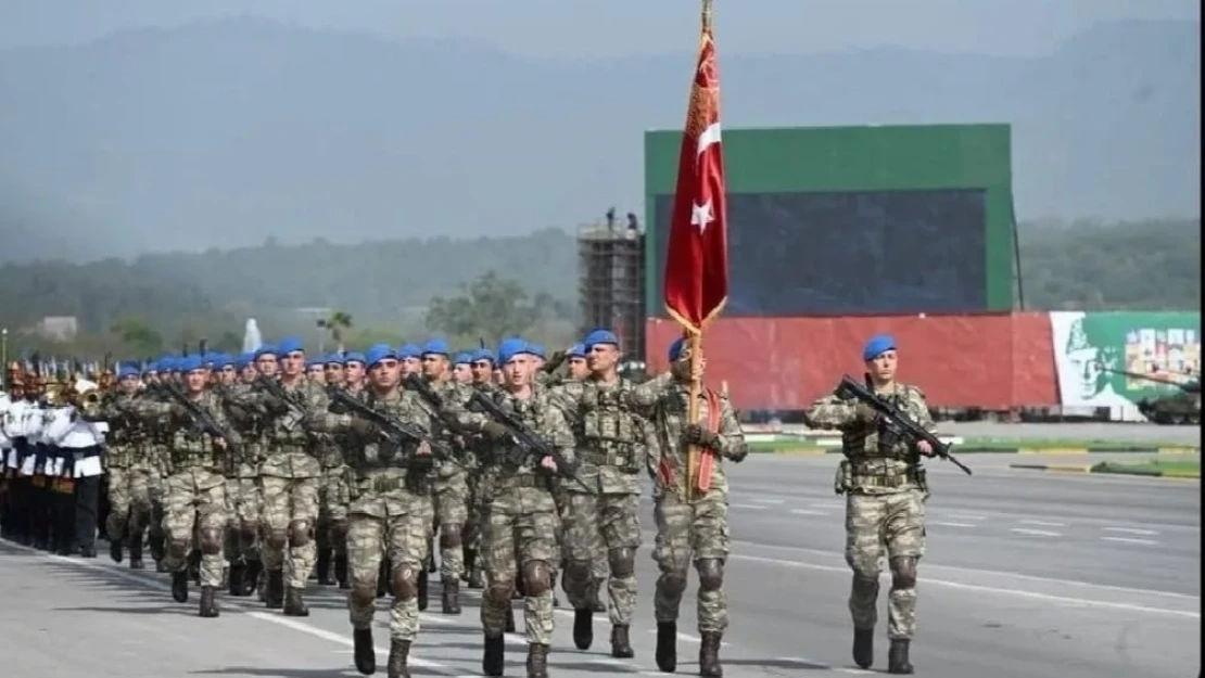 İslamabad'daki Pakistan Milli Günü için yapılan askeri geçit törenine katıldı