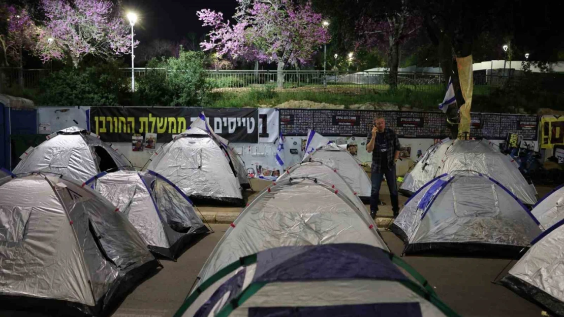 İsrail'de göstericiler parlamentonun önüne 100'den fazla çadır kurdu