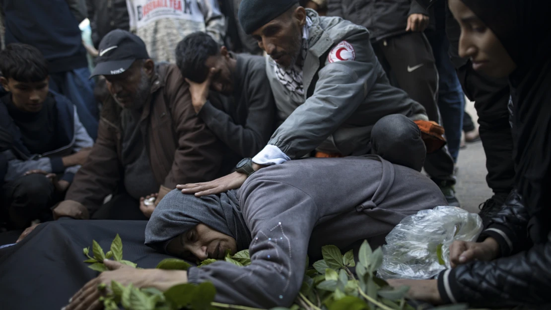 İsrail'in akşam saatlerinden bu yana Gazze Şeridi saldırılarında 40 Filistinli hayatını kaybetti