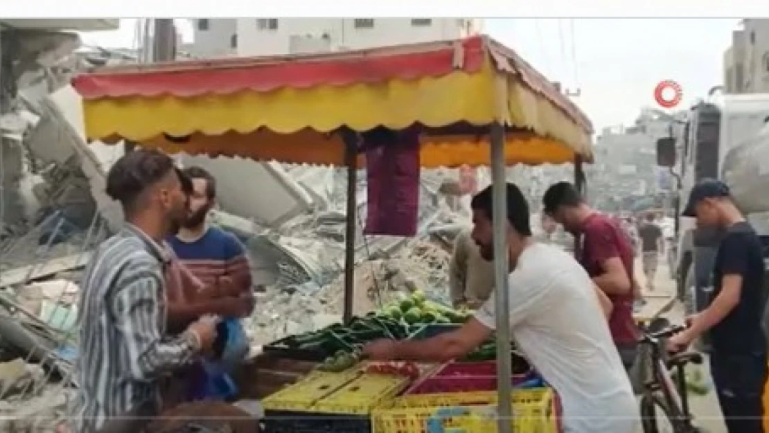 İsrail saldırılarında yerle bir olan Gazze'de halk ürünlerini tezgahlarda satıyor