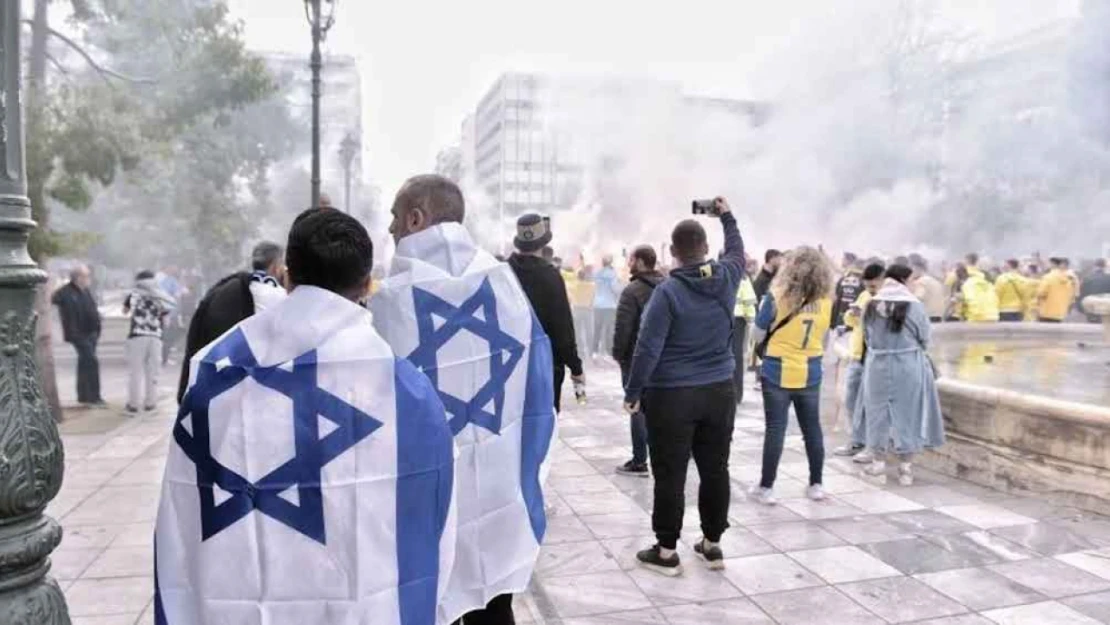 İsrailli holiganlar Atina'da bir kişiyi öldüresiye dövdü