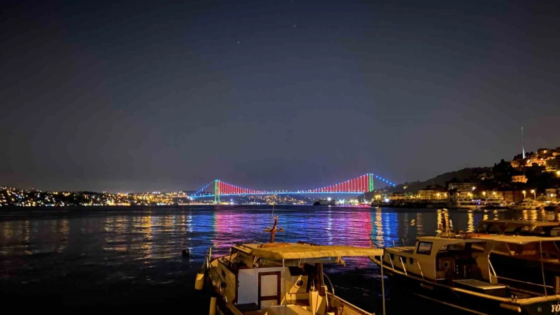 İstanbul'da köprüler Azerbaycan bayrağının renkleriyle aydınlatıldı