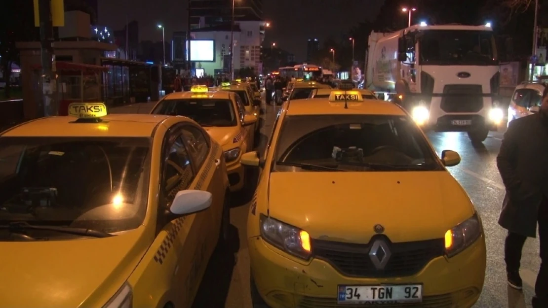 İstanbul'da taksicilerden 'kötü izlenim'e tepki eylemi