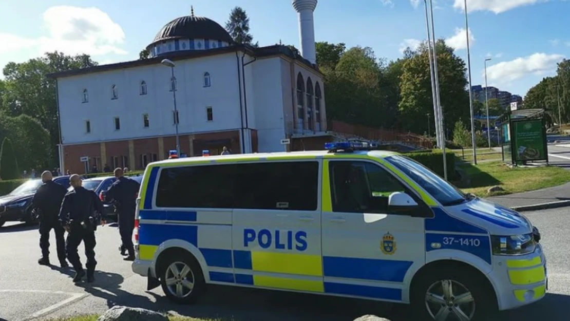 İsveç polisi, Stockholm'deki bir cami önünde Kur'an-ı Kerim yakma eylemi yapılmasına izin verdi.