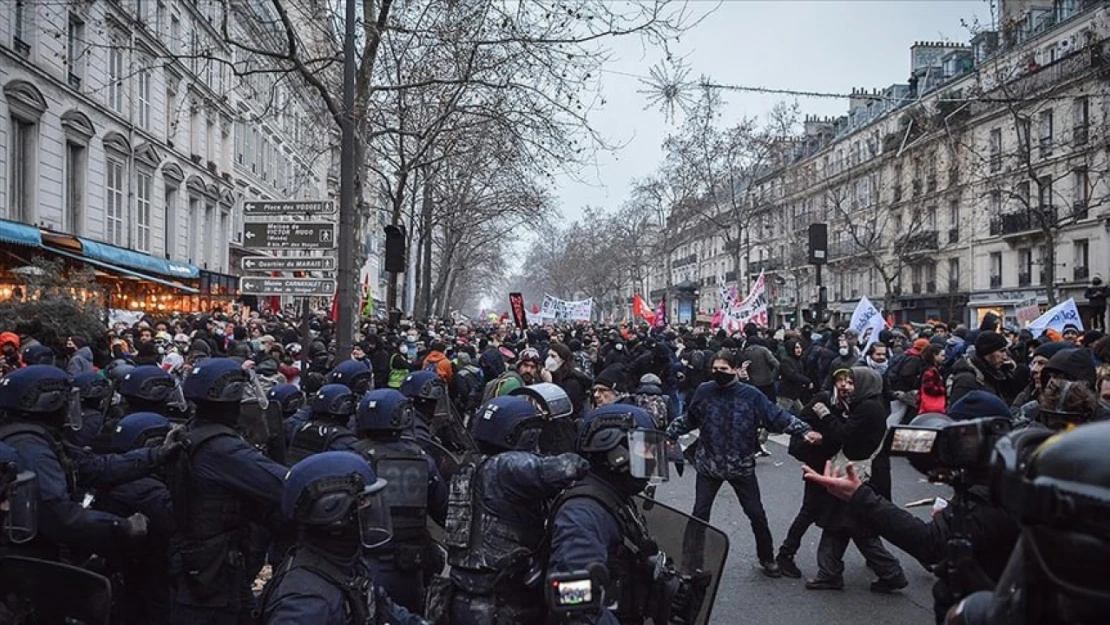 İsveç'te terör örgütü destekçileri yeni terör yasasını protesto etti